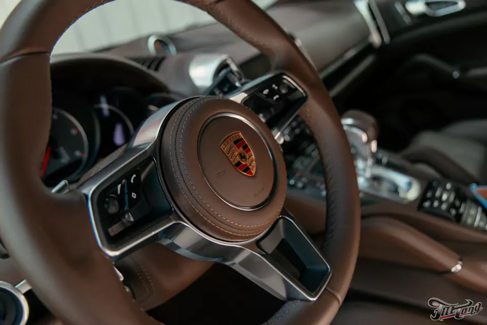 Частичный пошив салона Porsche Cayenne в кожу, полировка и керамика кузова